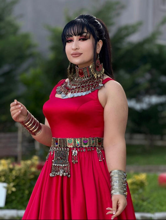 Long red satın dress with belt
